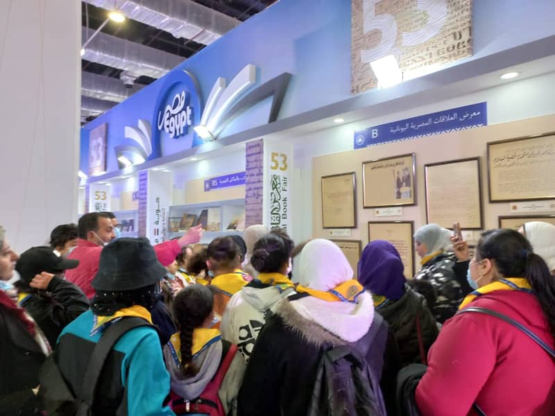 فريق مركز شباب إمبابة في جناح دار الكتب والوثائق بمعرض الكتاب