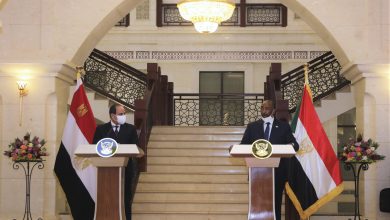 الرئيس عبدالفتاح السيسي رئيس مجلس السيادة الانتقالي السوداني