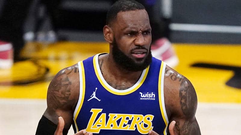 ليبرون جيمس يجدد عقده لعامين مع ليكرز المنافس بدوري السلة الأمريكي