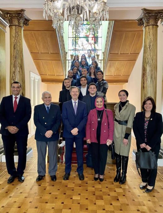 سفير إسبانيا يستقبل شباب جامعيين يدرسون بالأكاديمية العربية