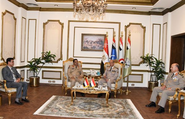 القائد العام للقوات المسلحة يلتقى وزير دفاع اليمن