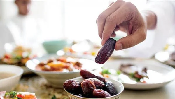 حكم تأخير الصائم أذكار الصلاة وسنة المغرب لحين الانتهاء من الإفطار