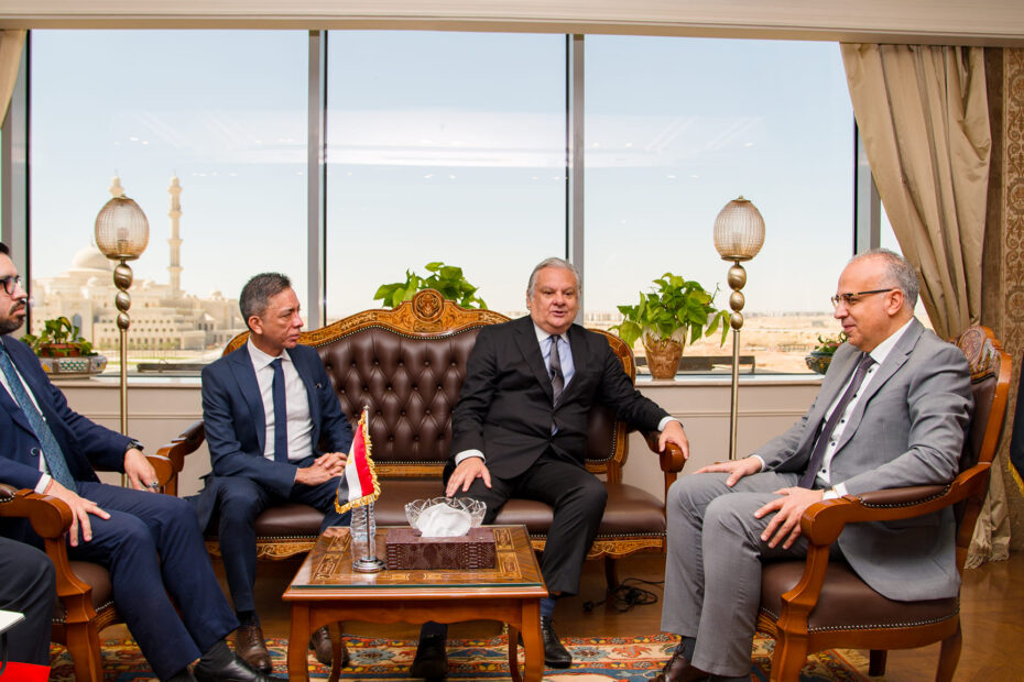 سويلم يلتقى سفير دولة بيرو في مصر لبحث تعزيز التعاون بين البلدين فى مجال المياة