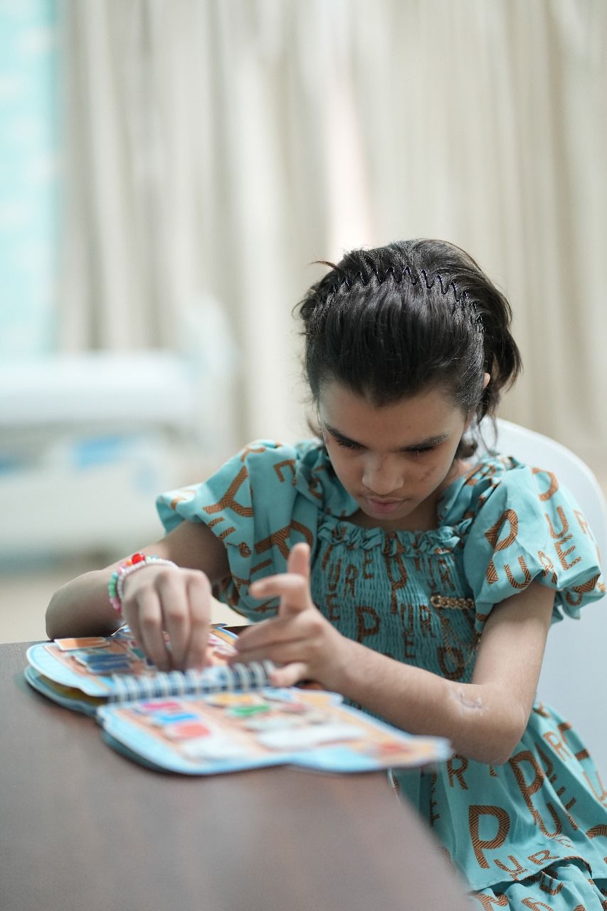 معلمة إماراتية تسعى لتكرار معجزة هيلين كيلر مع طفلة فلسطينية