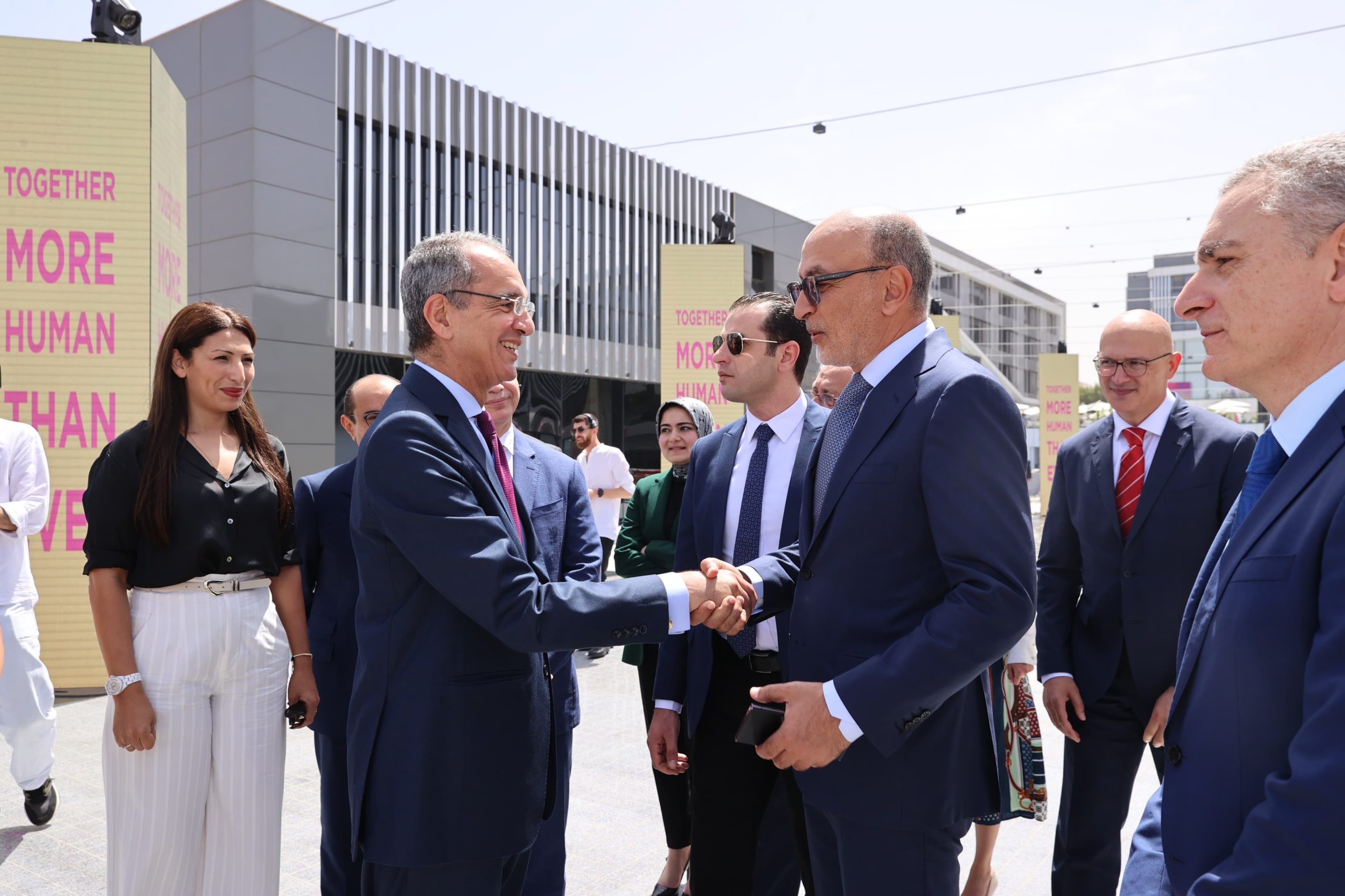  وزير الاتصالات