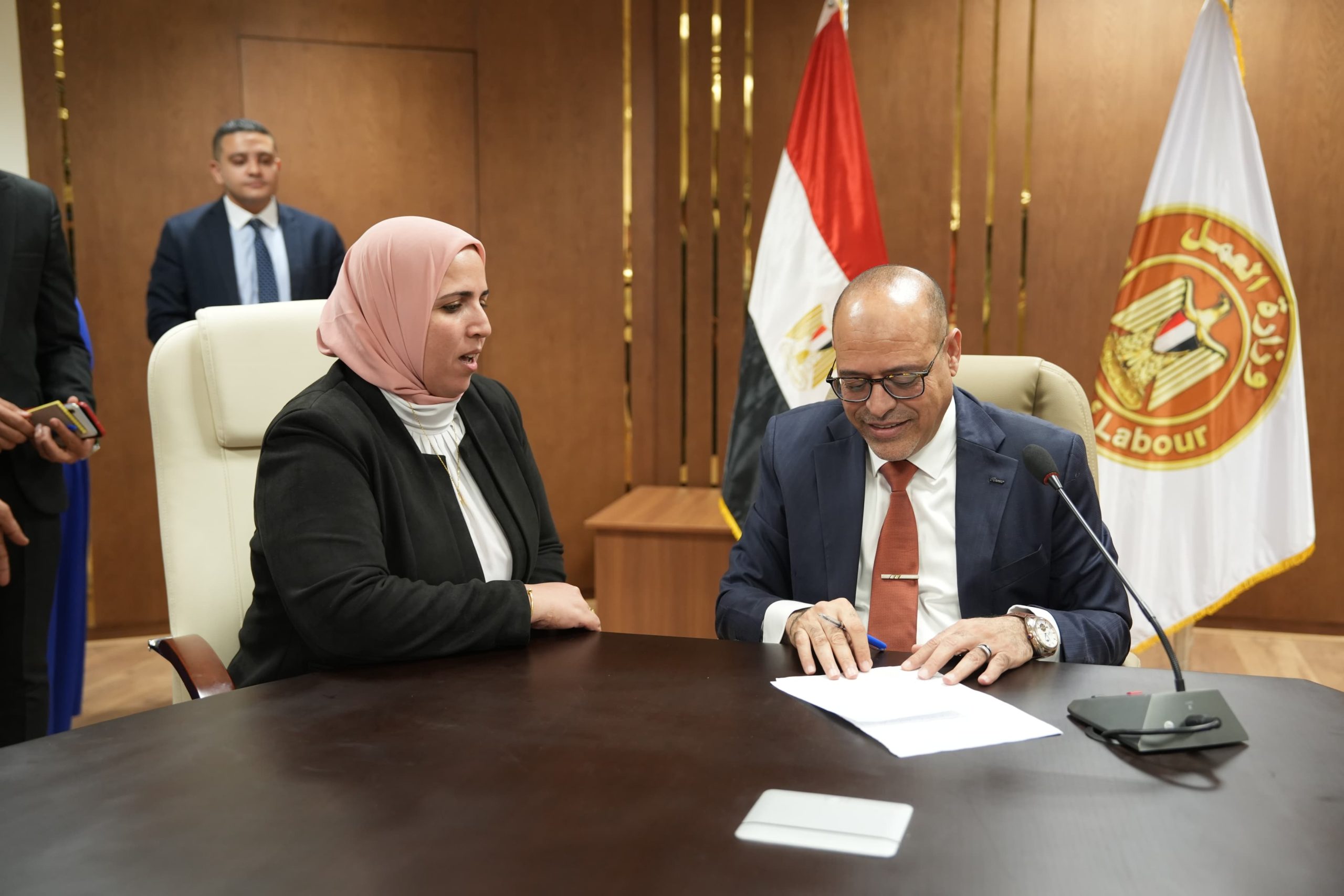 رئيس تحرير الاخبارية ووزير العمل