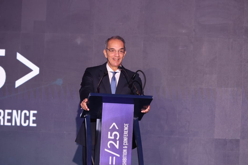 وزير الاتصالات