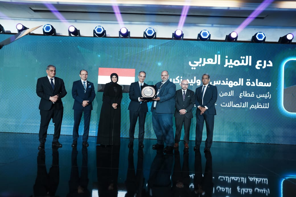 CAISEC يمنح درع التميز