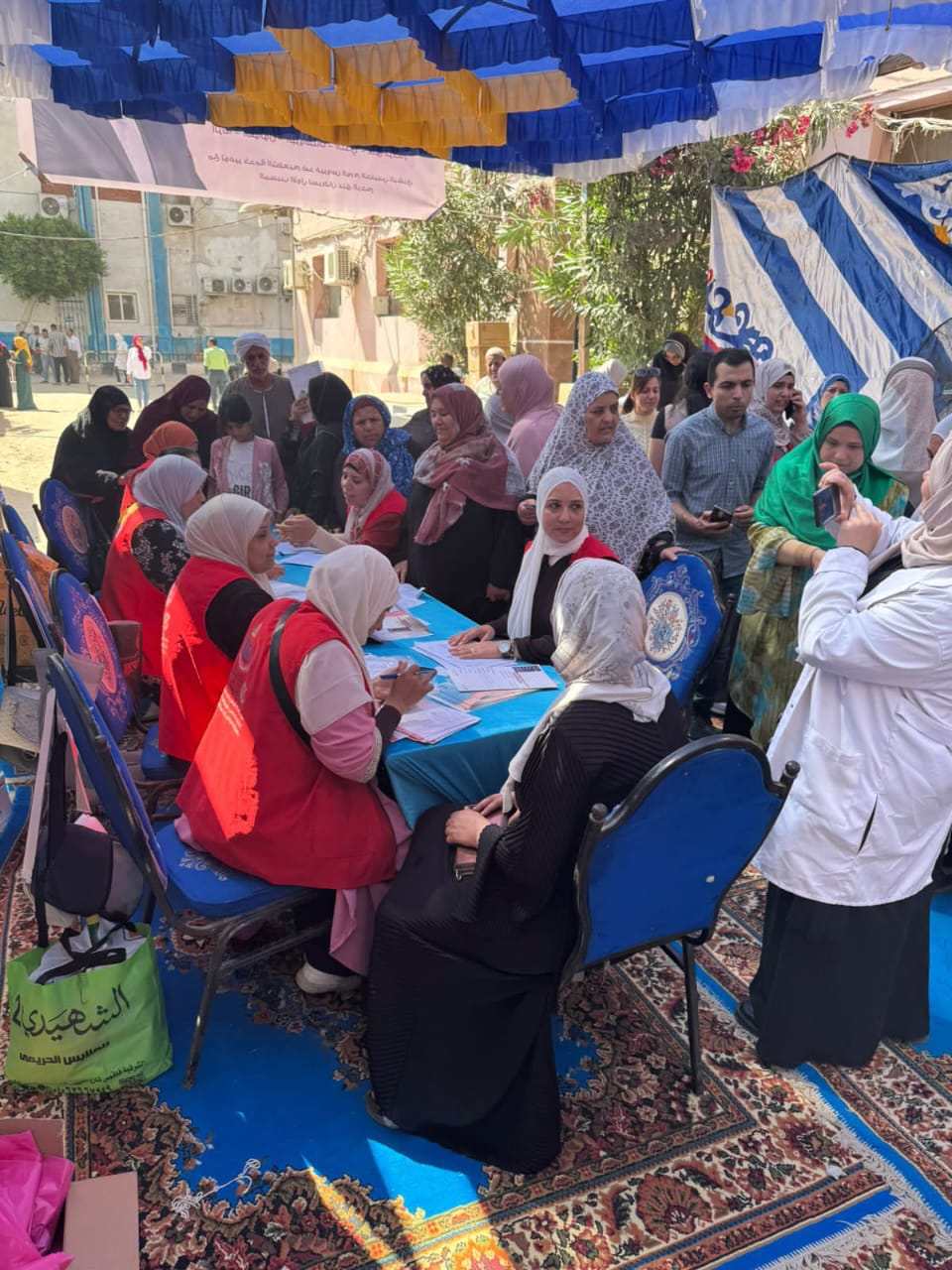 نجاح واسع لحملة "من بدري أمان" في محافظات الوجه البحري أعلنت وزارة الصحة والسكان المصرية عن تقديم خدمات توعوية وطبية لـ190 ألف مواطن تقريبًا، ضمن فعاليات حملة من بدري أمان للكشف المبكر عن الأورام السرطانية، والتي انطلقت في مرحلتها الأولى بمحافظات الدقهلية، الغربية، الشرقية، كفر الشيخ والمنوفية، وذلك خلال أربعة أيام فقط وشملت الحملة تنظيم 6,568 ندوة توعوية وبلغ عدد المواطنين المستفيدين من التوعية الصحية 189,338 مواطنًا في إطار سعي الدولة إلى تعزيز مفاهيم الوقاية من الأورام وأهمية الفحص المبكر. حملة من بدري أمان: فحوصات شاملة ضمن مبادرة صحة المرأة أكد الدكتور حسام عبدالغفار، المتحدث الرسمي باسم وزارة الصحة، أن الحملة قدمت 53,821 خدمة طبية ضمن مبادرة رئاسية لدعم صحة المرأة، فيما تم تحويل 16,969 مواطنًا لفحوصات أورام القولون، وإجراء اختبارات عنق الرحم لـ946 سيدة إلى جانب سحب عينات PSA لفحص البروستاتا لـ1,826 رجلًا كما تم تعبئة 46,192 استبيانًا لتقييم عوامل الخطورة المرتبطة بالإصابة بالأورام، ليصل إجمالي عدد الخدمات الطبية والتوعوية المقدمة إلى 119,754 خدمة. حملة من بدري أمان: خمسة أنواع من السرطان في دائرة الكشف المبكر وأوضح عبدالغفار أن حملة "من بدري أمان" تستهدف الكشف المبكر عن خمسة أنواع رئيسية من السرطان، تشمل: سرطان الثدي سرطان الرئة سرطان القولون سرطان البروستاتا سرطان عنق الرحم وذلك في إطار خطة متكاملة لرفع الوعي الصحي وتوفير خدمات تشخيصية وعلاجية مجانية تعتمد على أحدث الوسائل الطبية بما يعزز فرص الشفاء ويقلل معدلات الوفيات الناتجة عن التأخر في التشخيص. حملة من بدري أمان: التكنولوجيا والذكاء الاصطناعي لخدمة الصحة العامة من جانبه، أشار الدكتور محمد حساني، مساعد وزير الصحة لشئون مبادرات الصحة العامة، إلى أن الحملة تعكس حرص الدولة على استخدام أحدث البروتوكولات العلاجية والتكنولوجيا الحديثة، بما في ذلك الذكاء الاصطناعي، لتقديم خدمات تشخيص دقيقة تسهم في تحسين نتائج العلاج. تأهيل وحدات الرعاية وتطبيق أعلى معايير الجودة كما أكد الدكتور حاتم أمين، المدير التنفيذي للمبادرة الرئاسية لدعم صحة المرأة، أن جميع الخدمات المقدمة خلال حملة "من بدري أمان" تمت وفق أعلى معايير الجودة والسلامة، مع تأهيل وحدات الرعاية الأولية لتوفير بيئة صحية تراعي خصوصية المرضى وتطبق إجراءات مكافحة العدوى بدقة.  خطوة جديدة نحو مجتمع خالٍ من السرطان تُعد حملة "من بدري أمان" نموذجًا رائدًا في الوقاية من الأورام في مصر، وتسهم بفعالية في نشر ثقافة الفحص المبكر وتحقيق الأمان الصحي للمواطنين من خلال خدمات مجانية ذات جودة عالية.