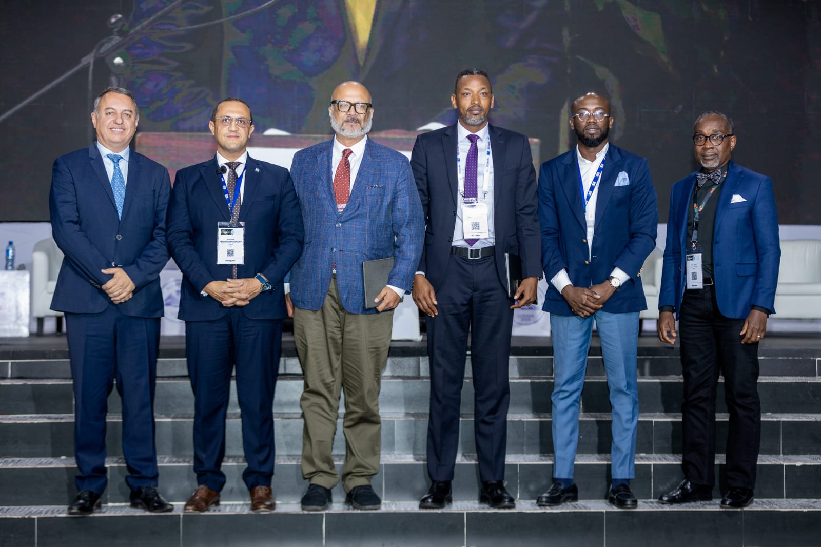 القابضة للمطارات