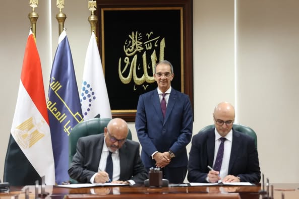  وزير الاتصالات