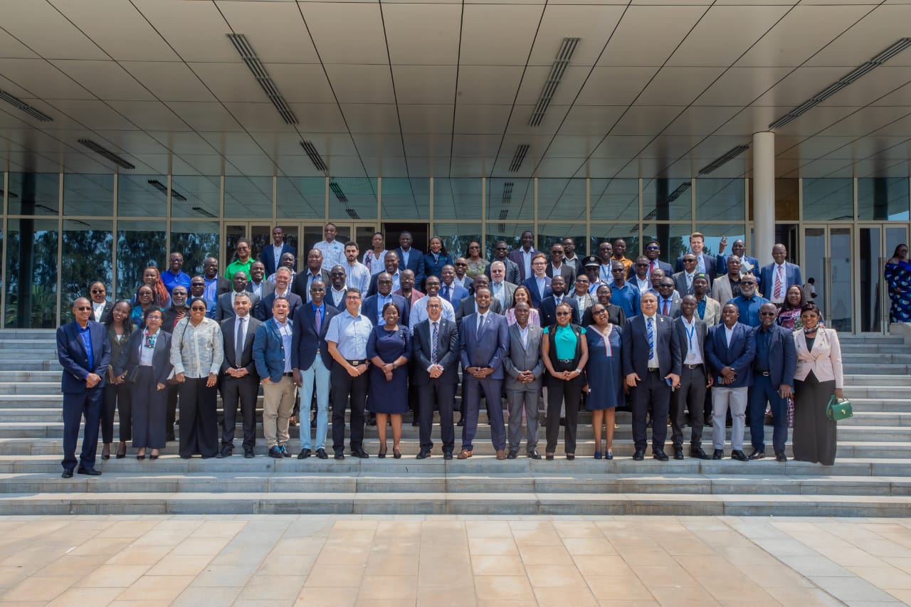 القابضة للمطارات