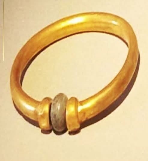 سرقة وصهر أسورة ذهبية