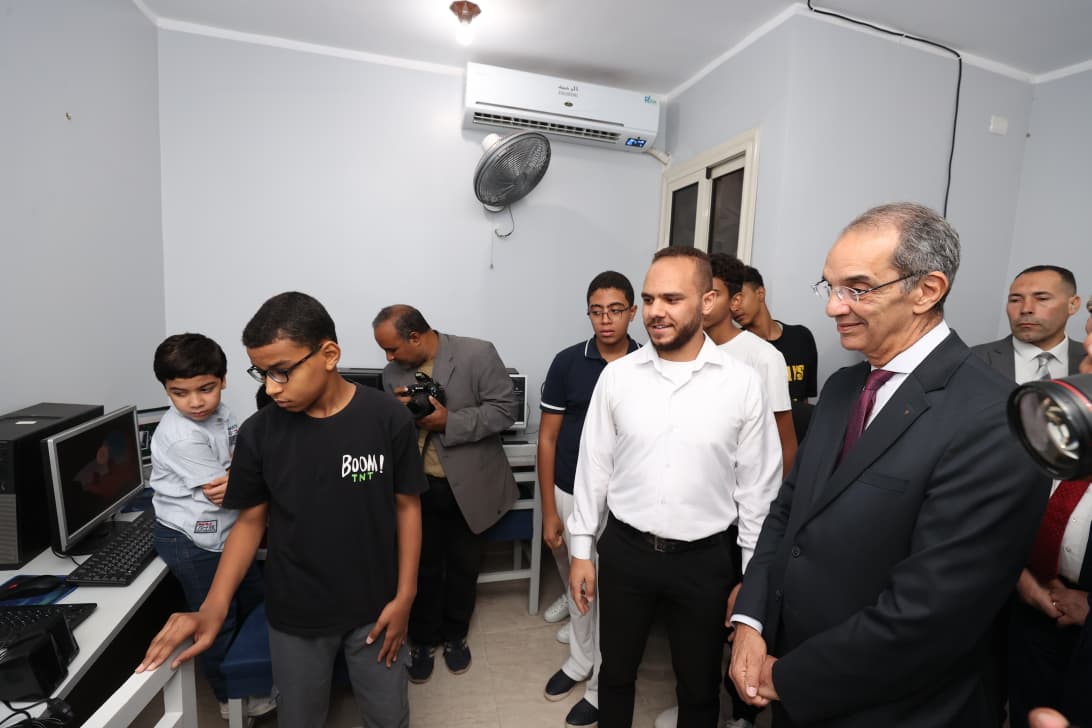 وزير الاتصالات