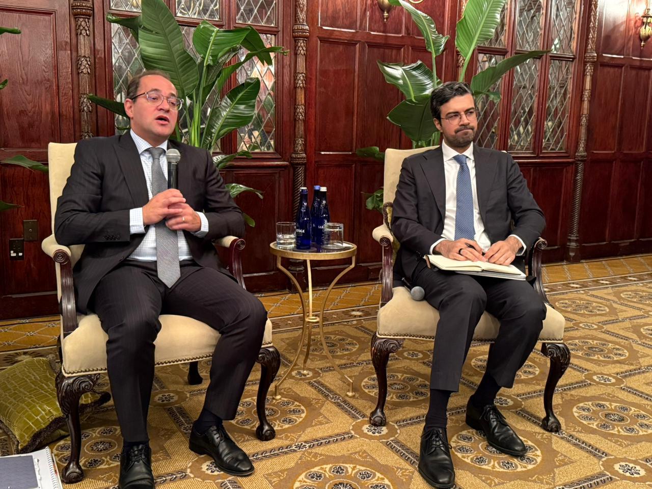 وزير المالية.