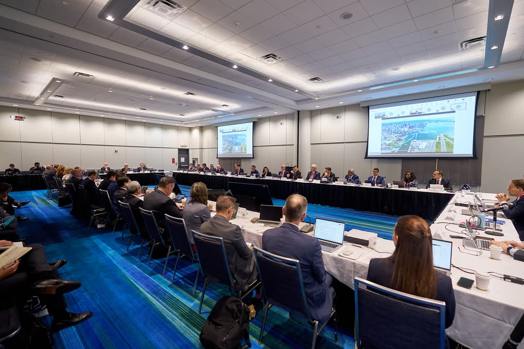 القابضة للمطارات