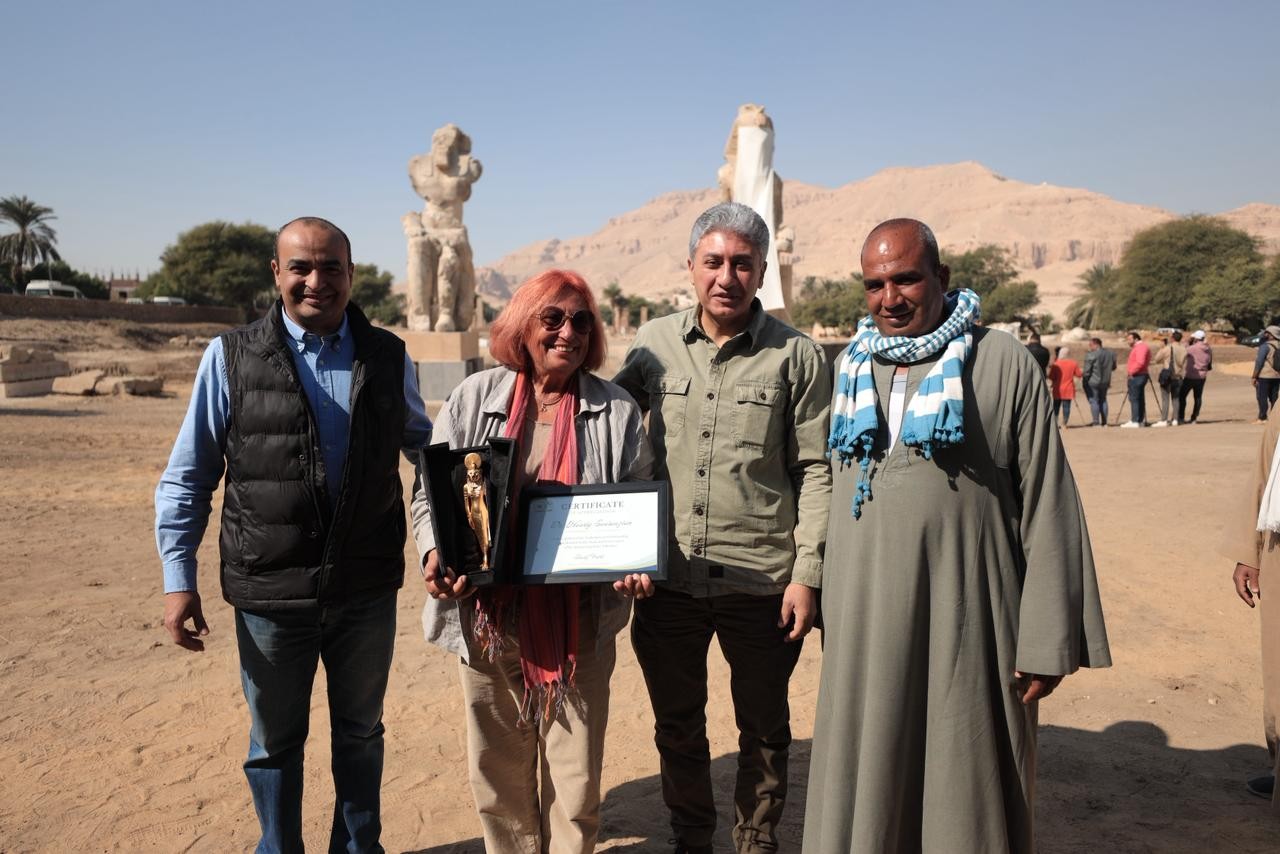 وزير السياحة: الأقصر تشهد إنجازًا أثريًا جديدًا برفع تمثالي الملك أمنحتب الثالث بعد ترميمهما