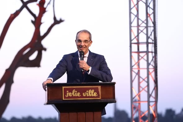  وزير الاتصالات