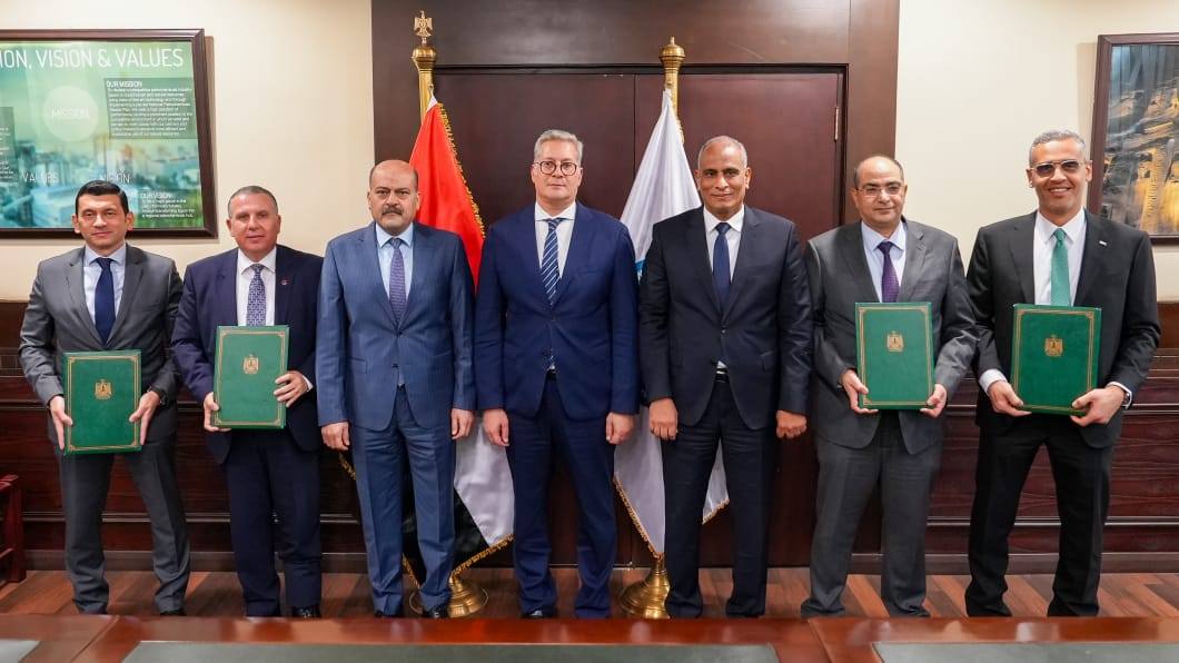 توقيع عقد تمويل مجمع إنتاج السيليكون المعدني بالمنطقة الصناعية بالعلمين الجديدة