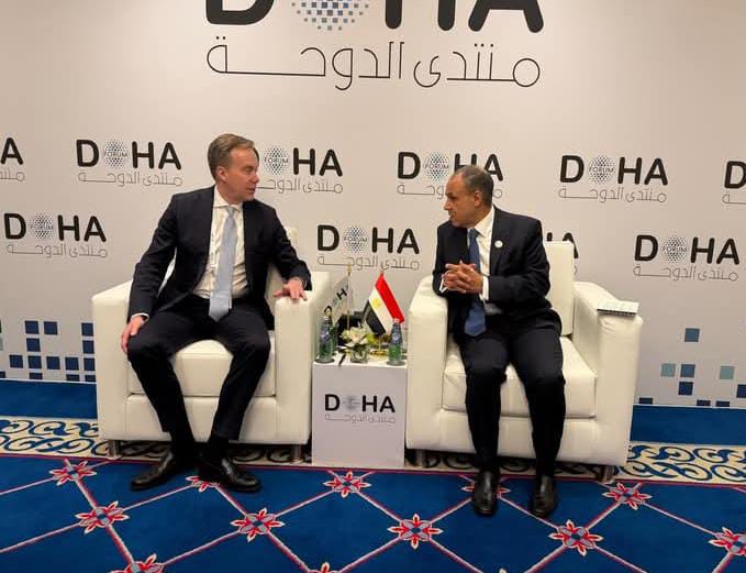 وزير الخارجية يلتقي مع رئيس المنتدى الاقتصاديي