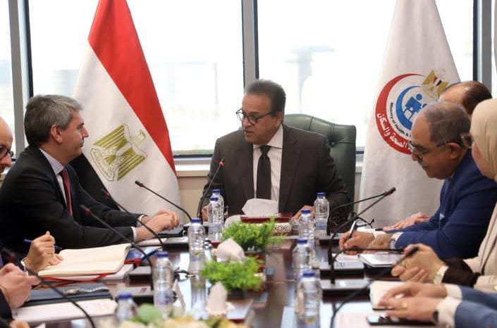 وزير الصحة يتابع تطورات الاتفاقيات الدولية