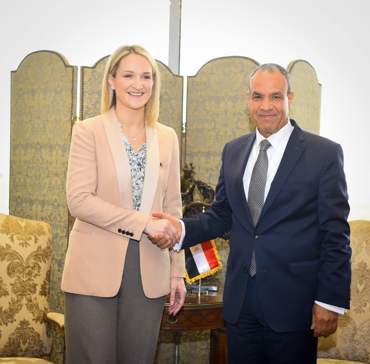 مشاورات سياسية