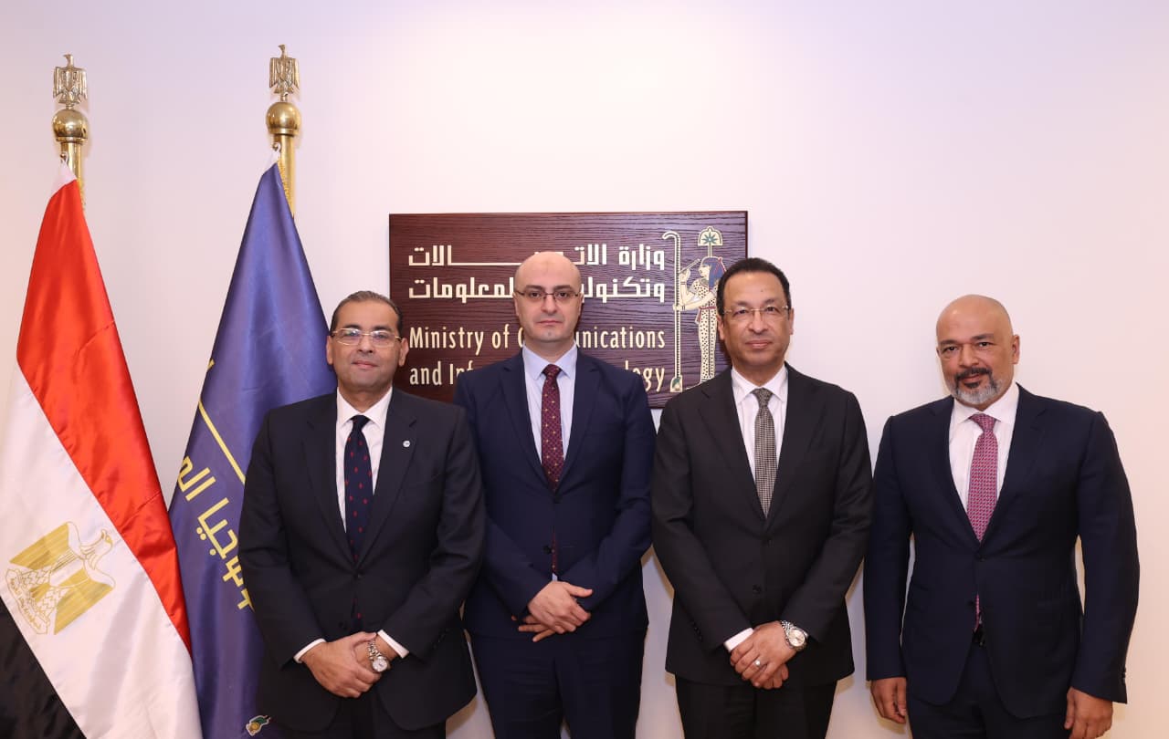  وزير الاتصالات