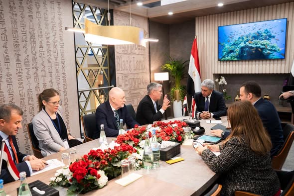  وزير السياحة