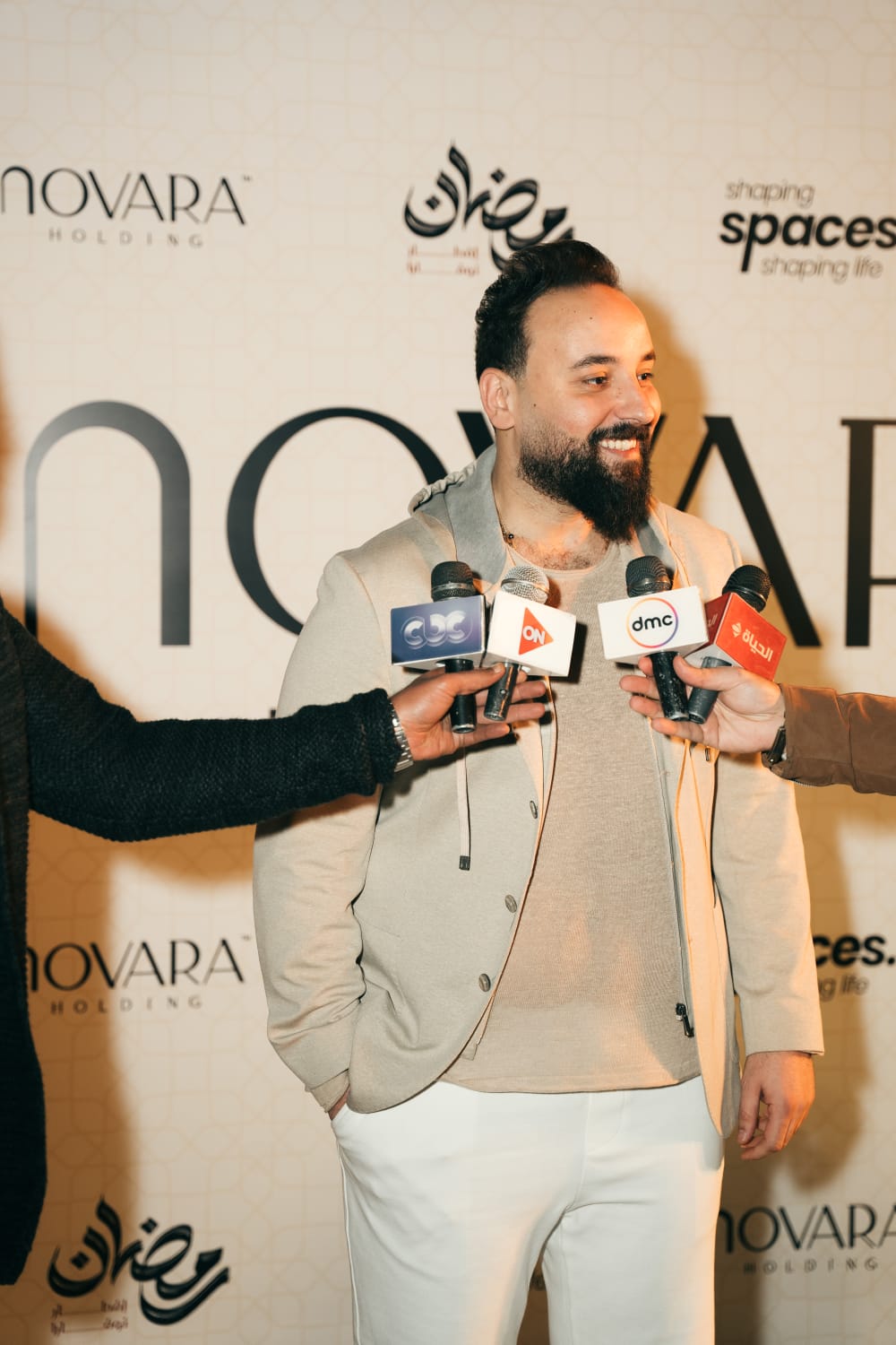 محمد منير يغني