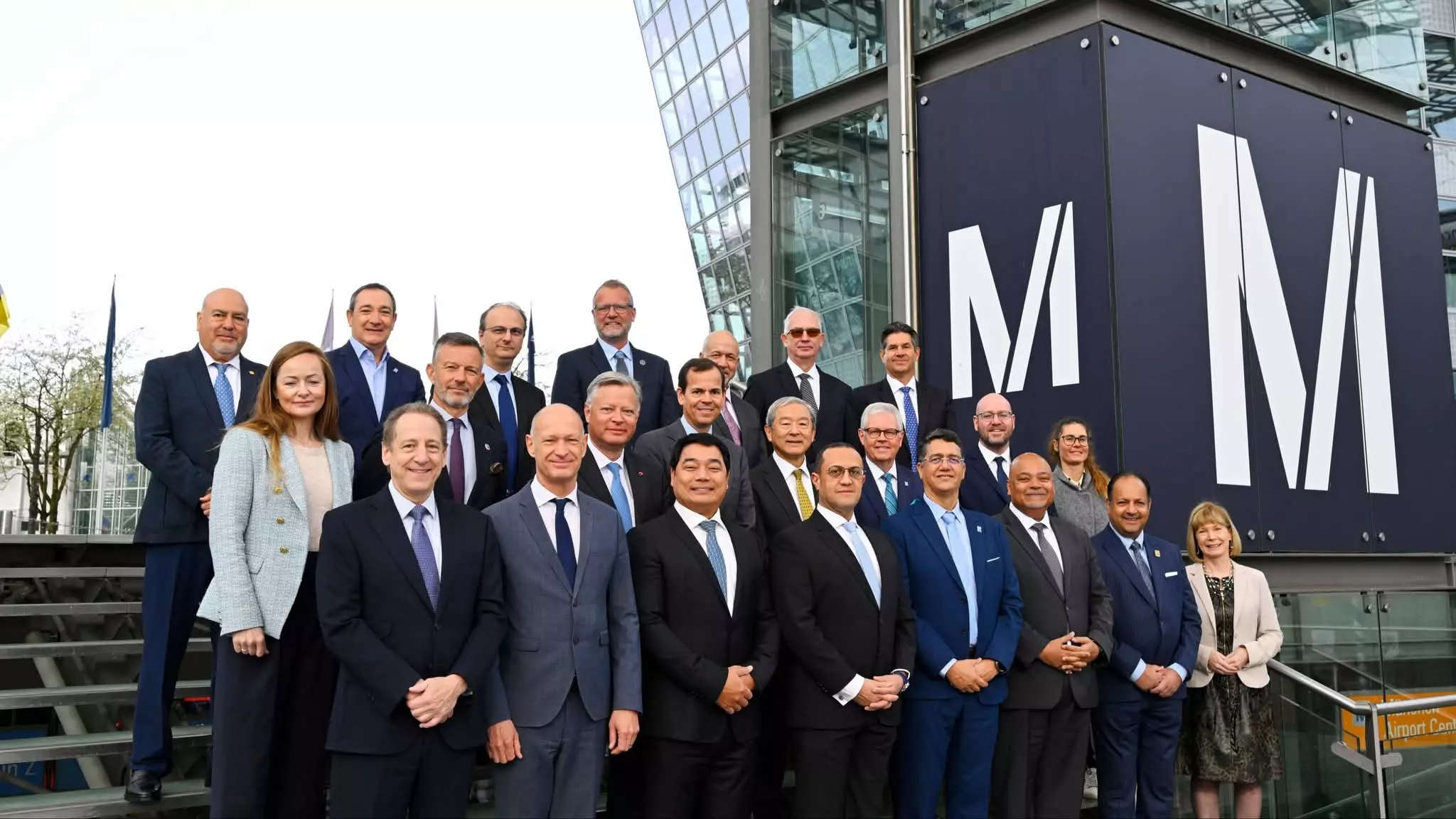 القابضة للمطارات