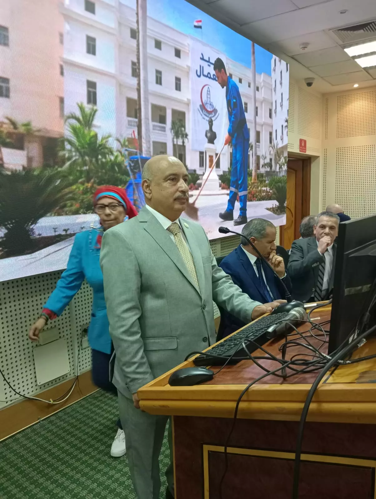 أيمن مسعد